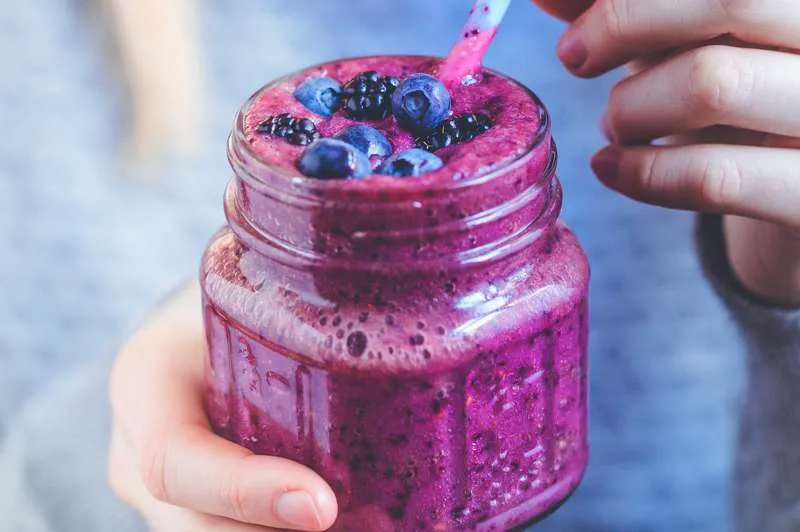 Heidelbeer-Brombeer-Smoothie als vegane Option für ein gesundes Frühstück