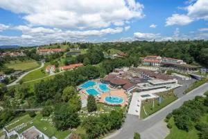 Heiltherme Bad Waltersdorf mit Gästen im Außenbereich