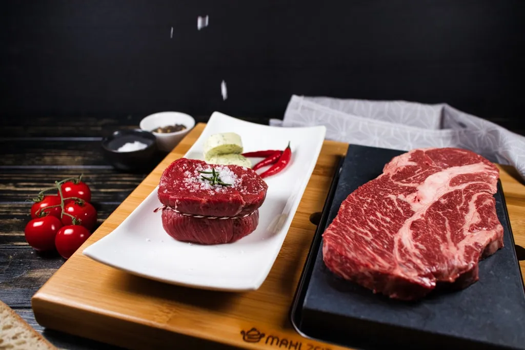 Heißer Stein Rindfleisch salzen