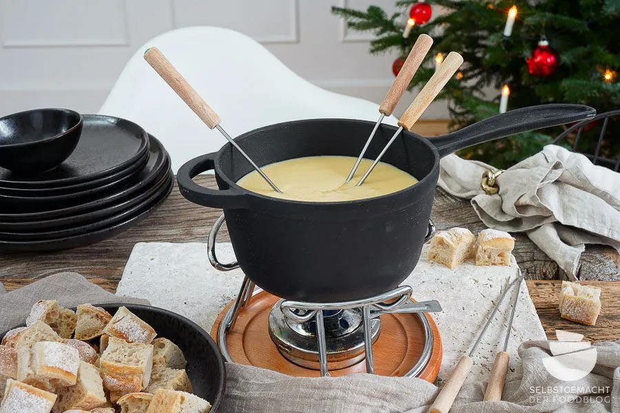Heißes Schweizer Käsefondue im traditionellen Caquelon