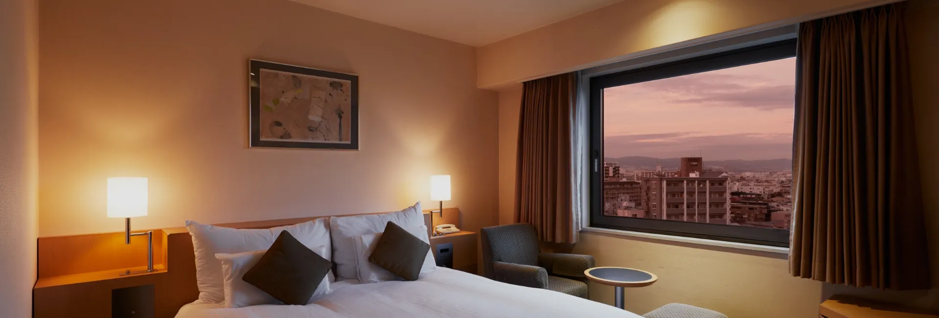 Hell erleuchtete Gästezimmer mit großen Fenstern im Hotel Agora Osaka Moriguchi