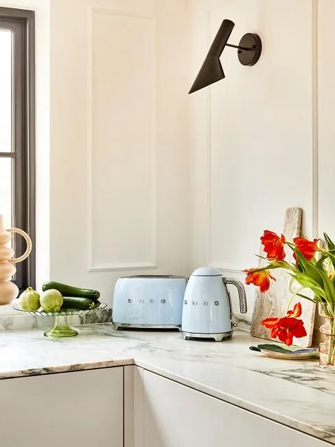 Helle Küche mit bunten Küchengeräten von Smeg im Retro-Look