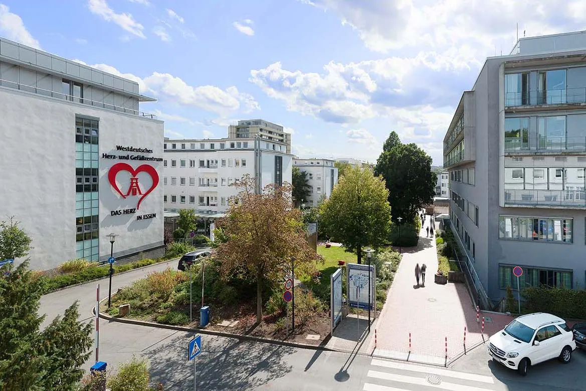 Heller, moderner Krankenhausflur mit Ausblick, der den Weg der Patienten und ihre täglichen Mahlzeiten im deutschen Gesundheitswesen symbolisiert.