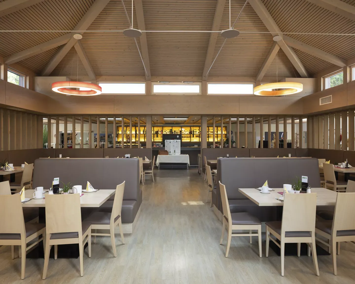 Heller Speisesaal im Erholungszentrum Krumpendorf mit Blick ins Grüne