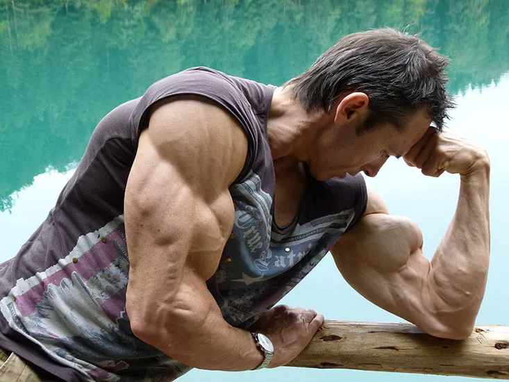 Helmut Strebl bei der Zubereitung seiner Mahlzeit