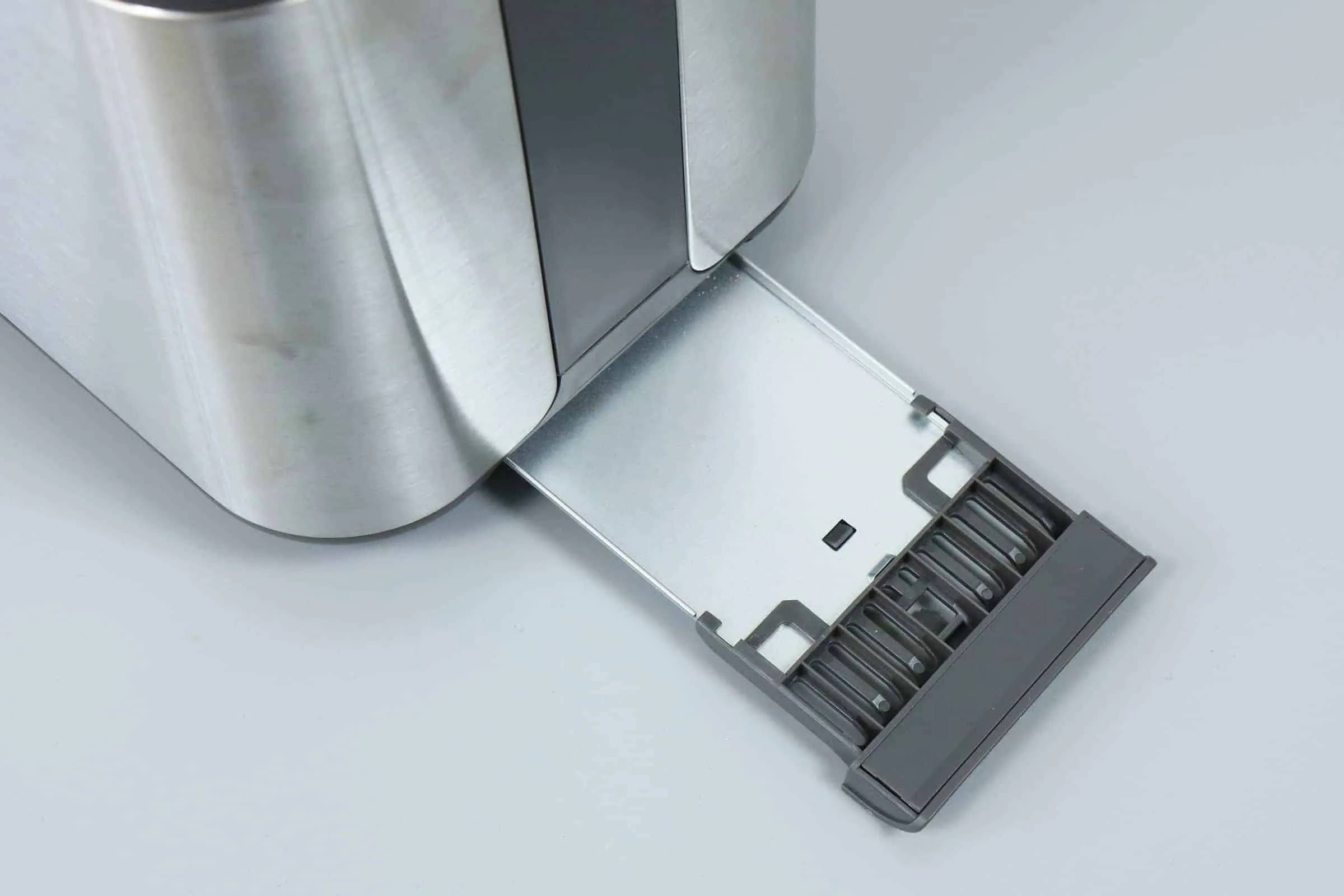 Herausfedernde Krümelschublade des Krups KH442 Toasters