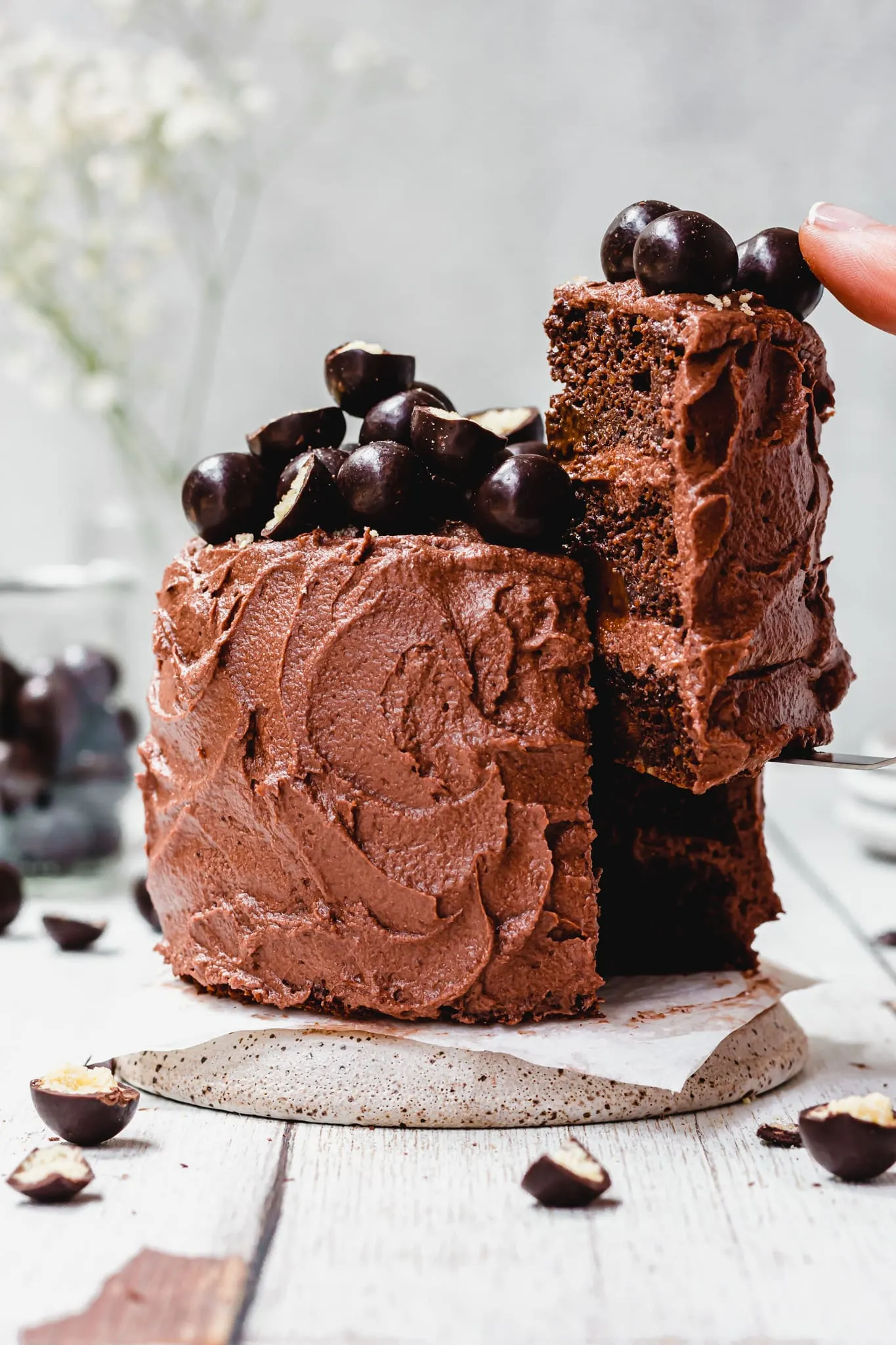 Herausheben eines Tortenstücks aus einer Mini Malteser Torte