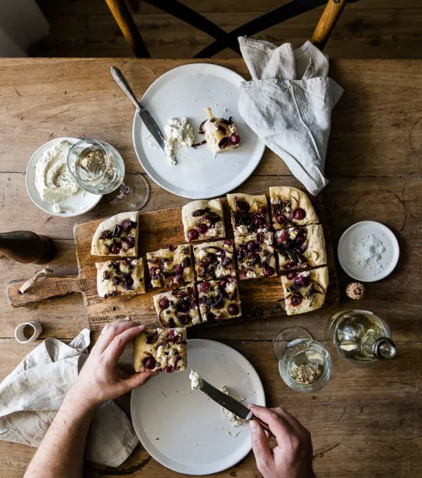 Herbstliche Focaccia mit roten Trauben und geschmorten Zwiebeln, ideal als Fingerfood für Partys