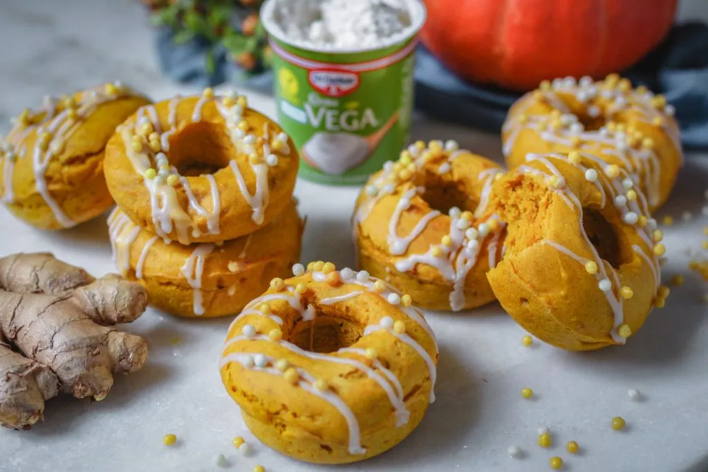 Herbstliche vegane Kürbis-Donuts, ideal für die Kaffeetafel