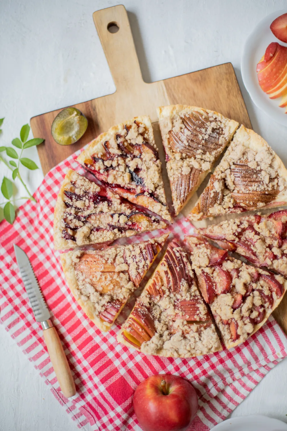 Herbstlicher 4-Früchte-Streuselkuchen mit Pflaumen Zwetschgen Äpfeln und Birnen
