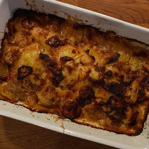 Herbstlicher Kartoffel-Apfel-Auflauf mit Käse überbacken