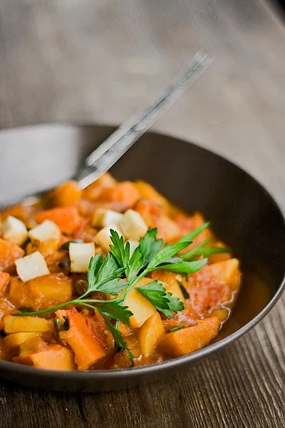 Herbstlicher Kürbiseintopf mit Kümmel und Apfelmus, vegan