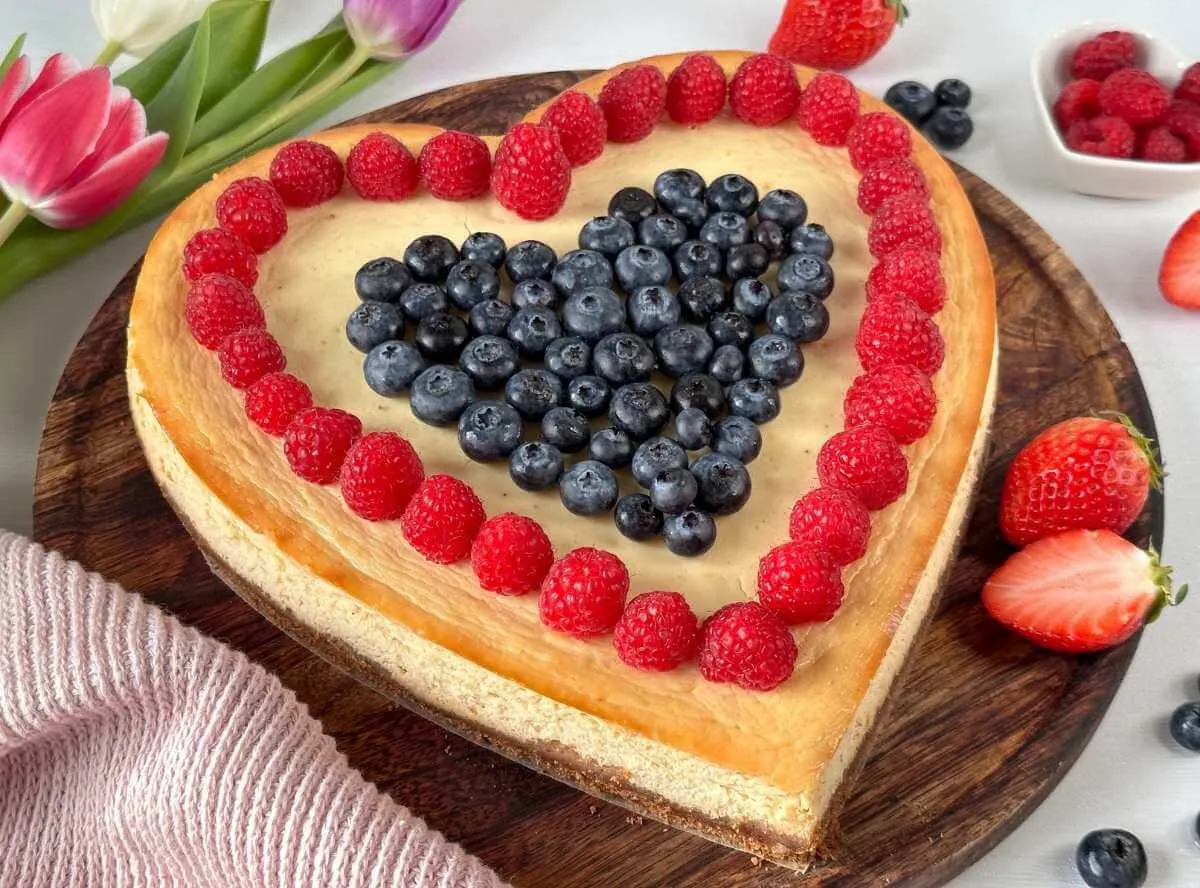 Herzförmiger Kuchen mit frischen Beeren, ideal für einen festlichen 40. Geburtstag