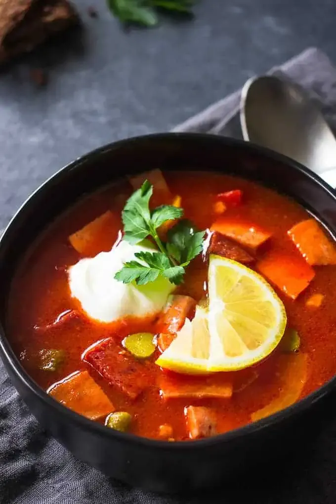 Herzhafte deutsche Soljanka Suppe mit Fleisch und Essiggurken
