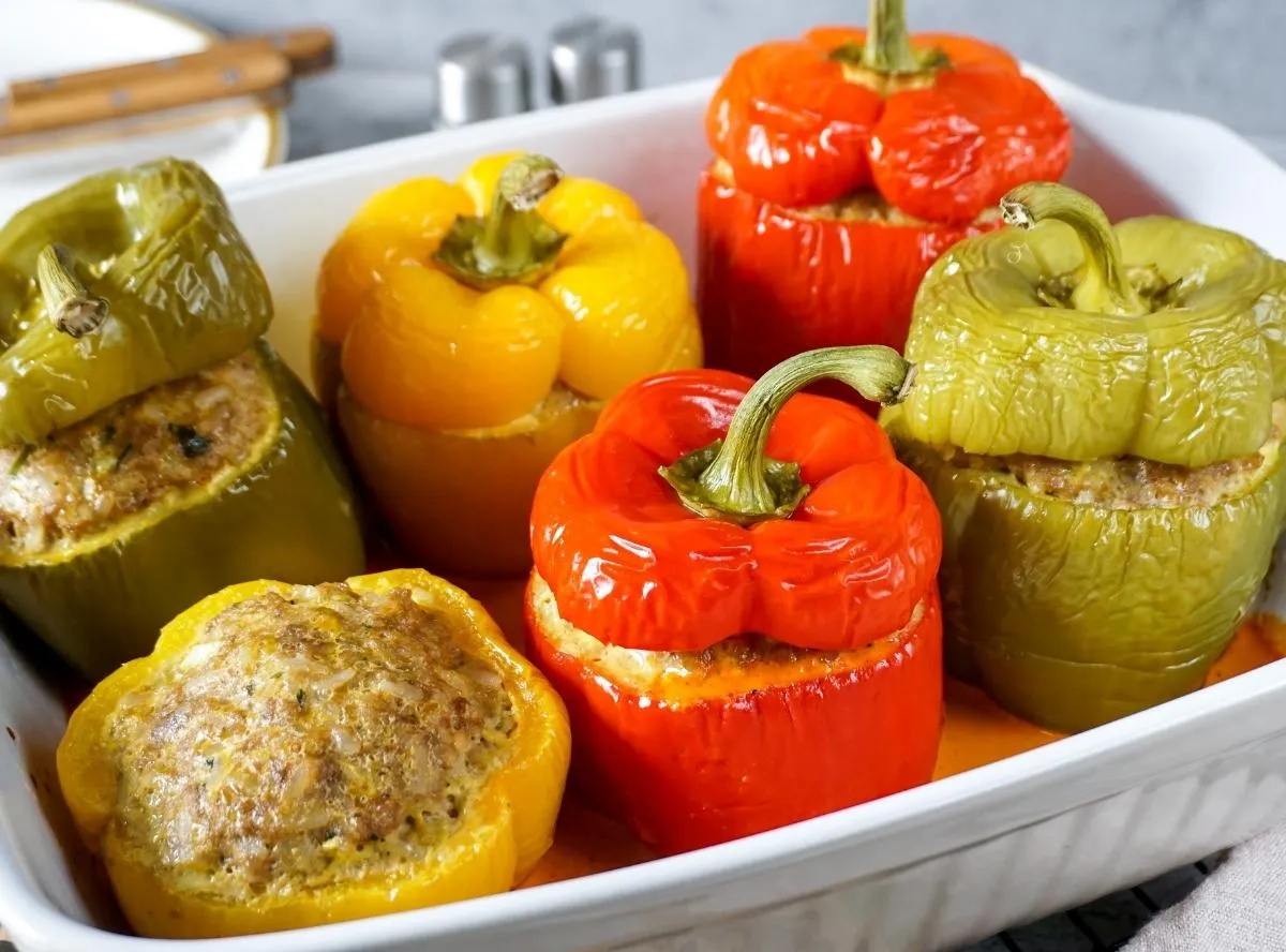 Herzhafte gefüllte Paprika mit Hackfleisch und Reis, ein Klassiker der Familienküche