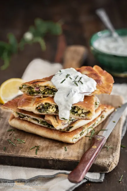 Herzhafte Gözleme: Türkische gefüllte Teigfladen mit Spinat und Schafskäse.