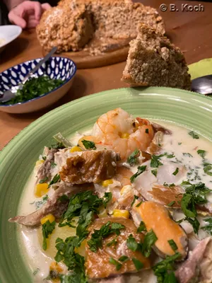 Herzhafte Irish Fish Chowder mit frischen Meeresfrüchten
