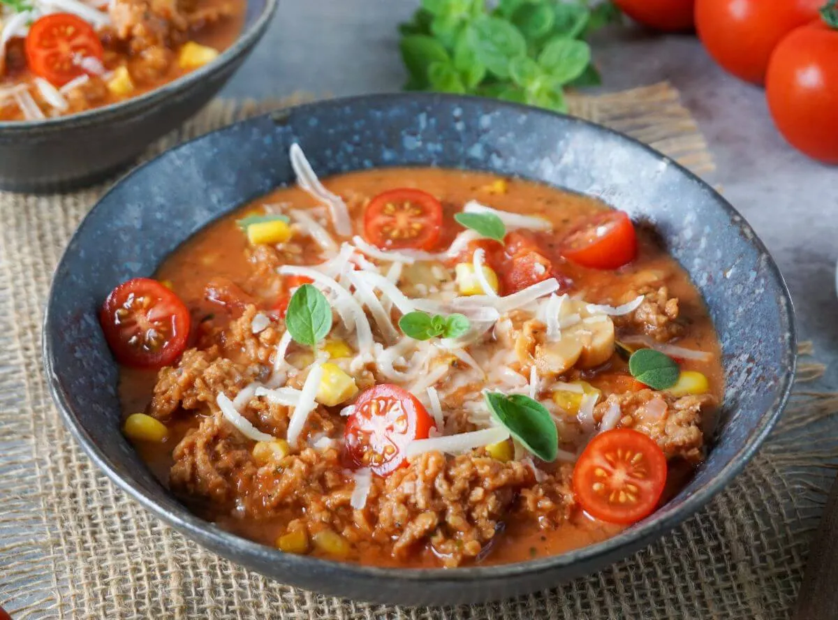 Herzhafte Pizzasuppe mit Hackfleisch für schnelle Abendessen
