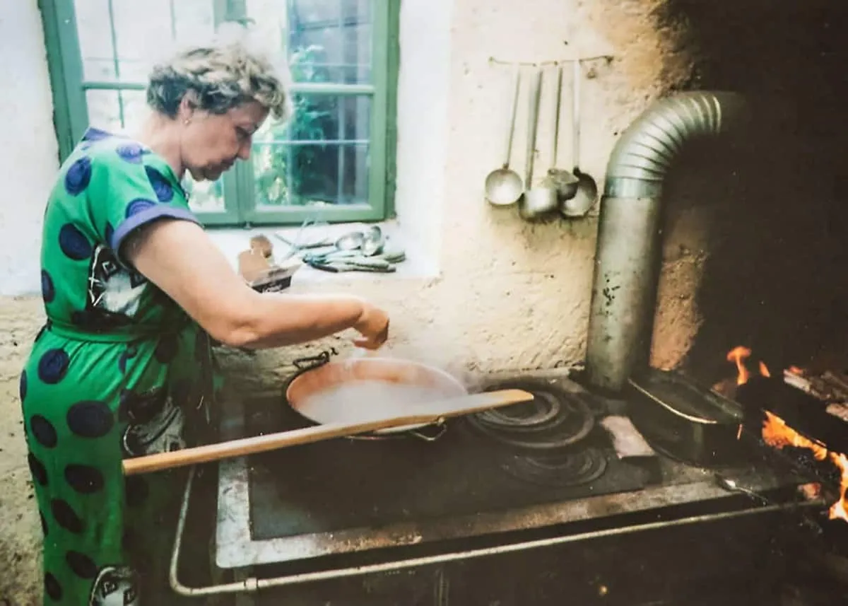Herzhafte Polenta con Funghi, fertig zum Servieren in einer rustikalen Schale, ideal für italienische Rezepte
