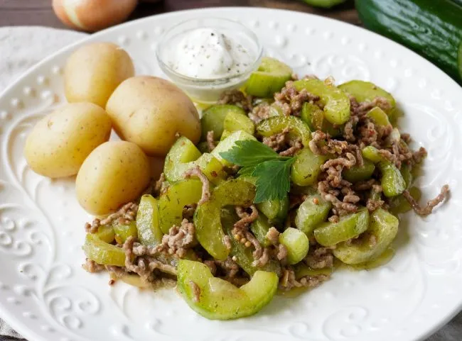 Herzhafte Schmorgurken mit Hackfleisch