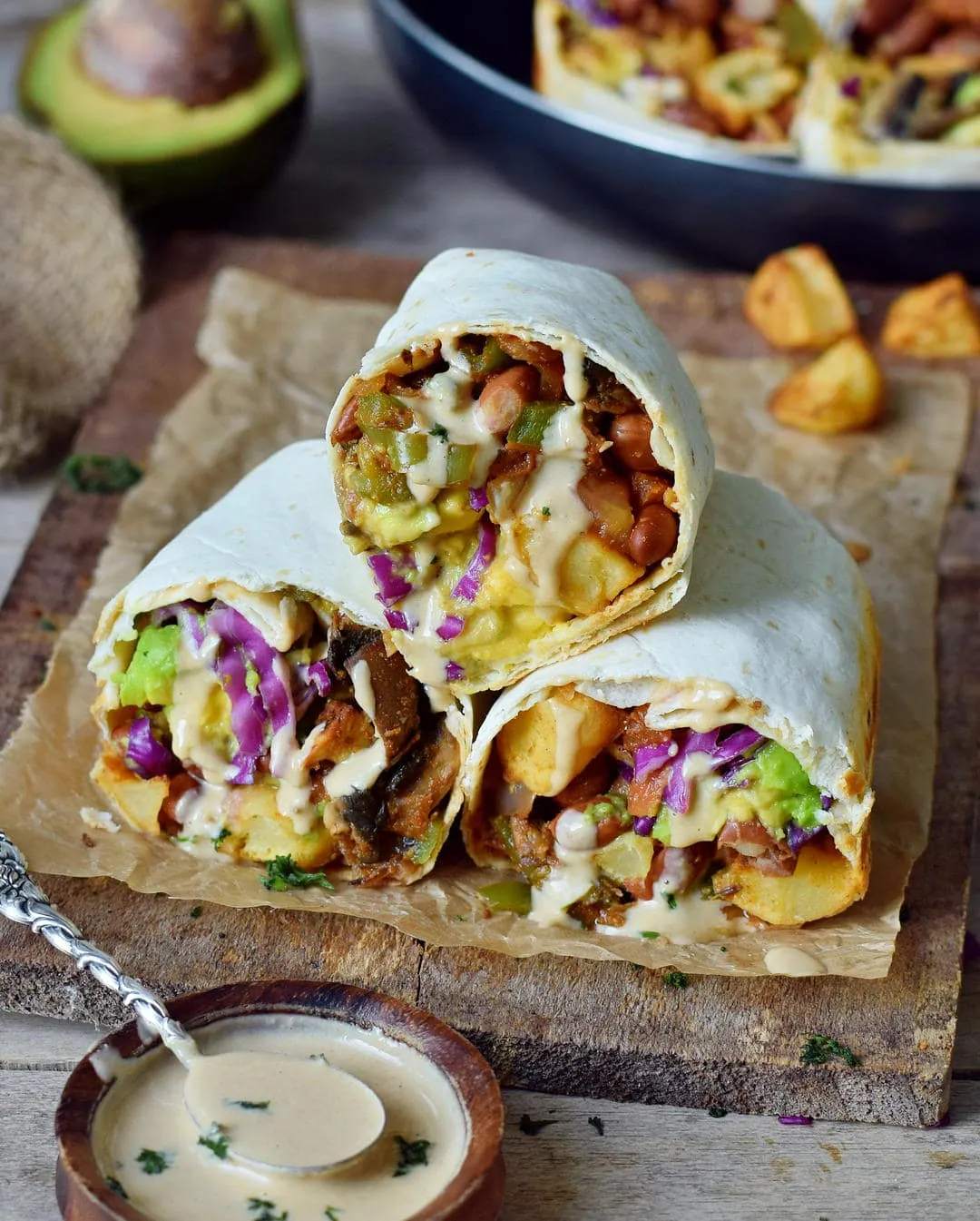 Herzhafte vegane Frühstücksburritos gefüllt mit Kartoffeln, Bohnen und Gemüse, perfekt als sättigendes Mittagessen.