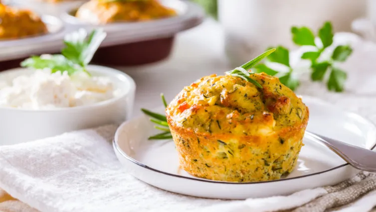 Herzhafte Zucchini-Muffins mit Feta, bereit zum Servieren