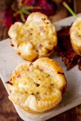 Herzhafte Zwiebelkuchen-Muffins, ein schnelles Rezept mit Blätterteig