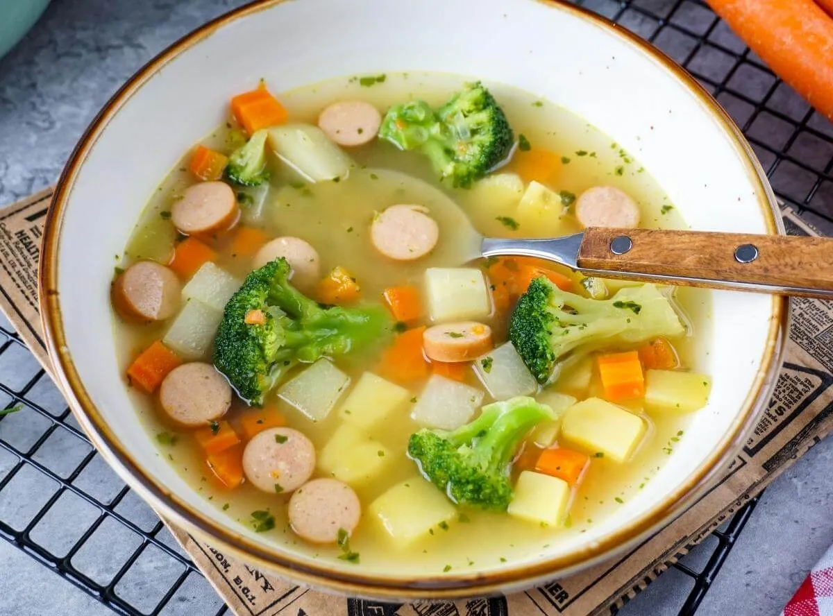 Herzhafter Gemüseeintopf mit Kartoffeln und frischem Grün, ein nahrhaftes Familienessen, das auch Kleinkinder lieben