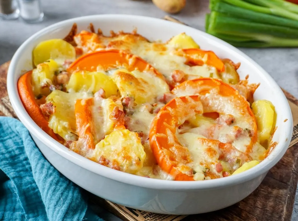 Herzhafter Hokkaido Kürbisauflauf mit Kartoffeln, Schinken und Lauch, überbacken mit Käse