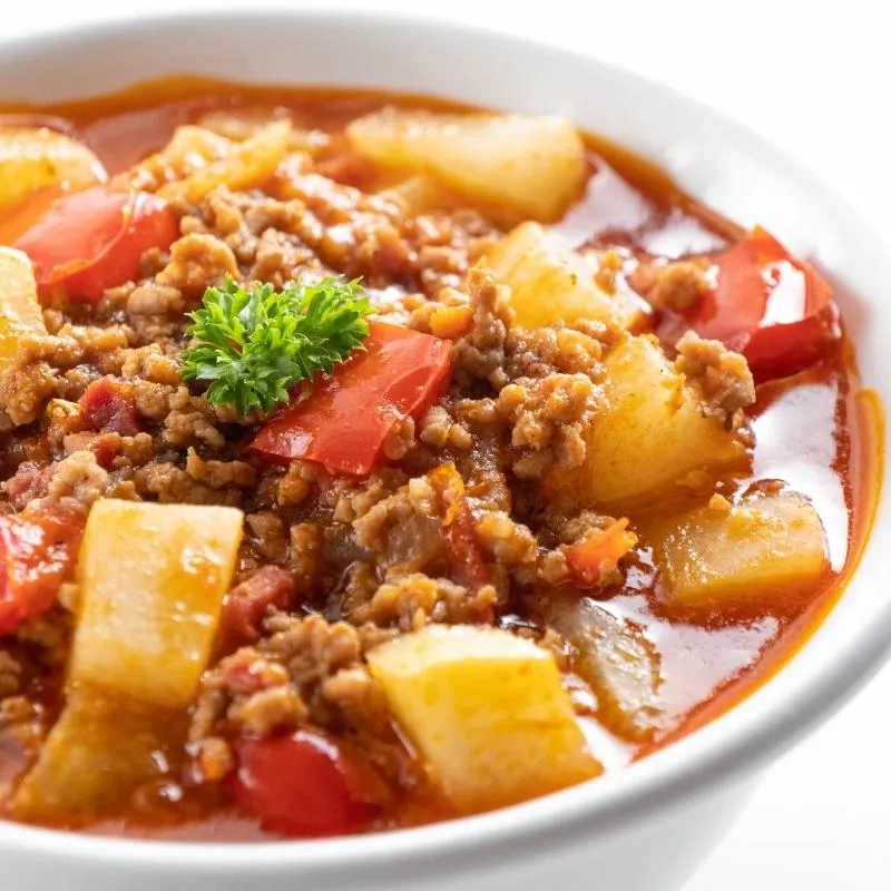 Herzhafter Keto Bauerntopf mit Hackfleisch, Paprika und Kohlrabi