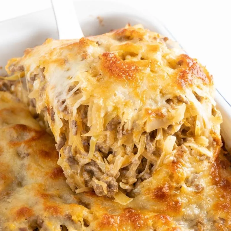 Herzhafter Keto Weißkohl-Hackfleisch-Auflauf mit Käsekruste