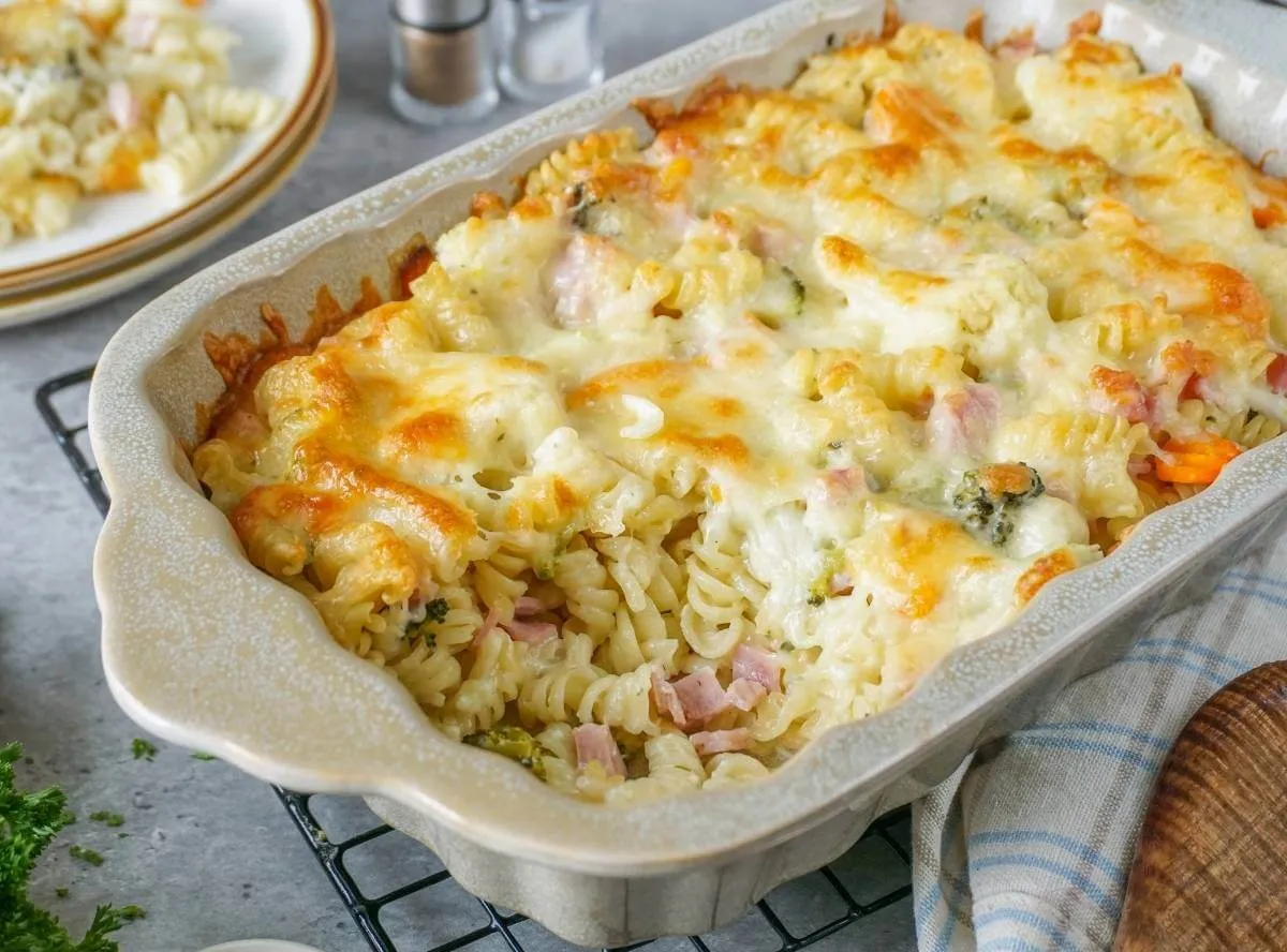 Herzhafter Nudelauflauf mit frischem Gemüse, perfekt für einfache Rezepte