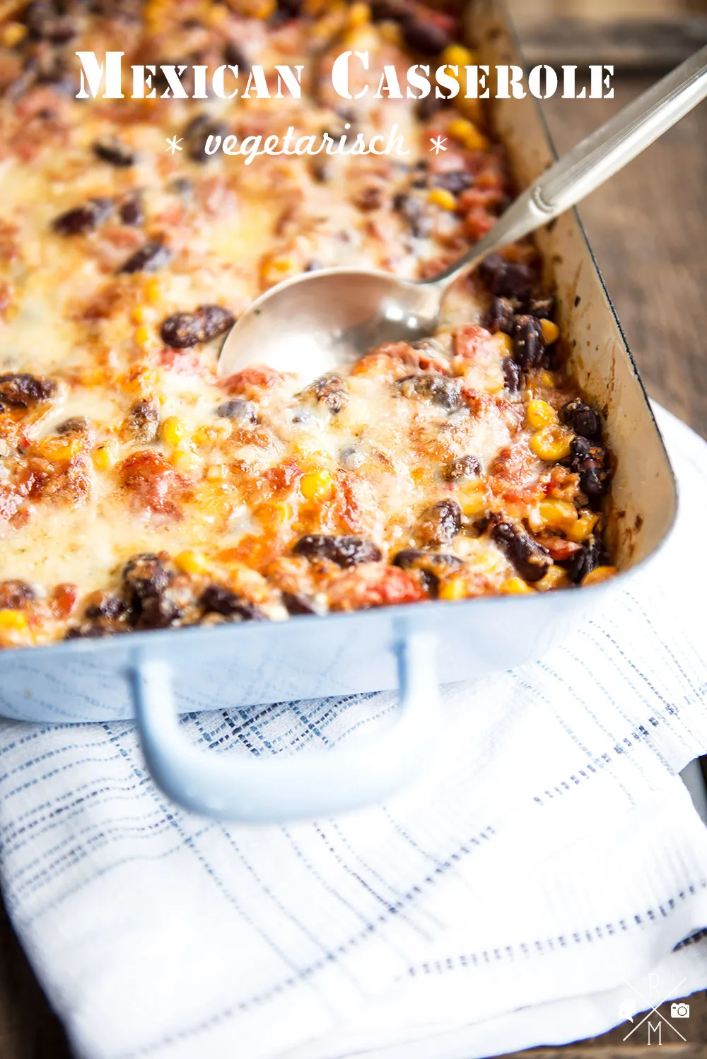 Herzhafter vegetarischer Auflauf mit Bohnen, Mais und Paprika, frisch aus dem Ofen