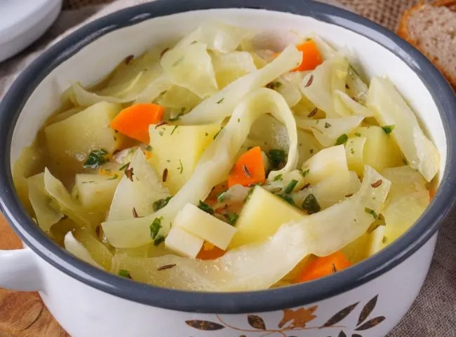 Herzhafter vegetarischer Weißkohleintopf mit Kartoffeln, ein deftiges Gericht aus der deutschen Küche