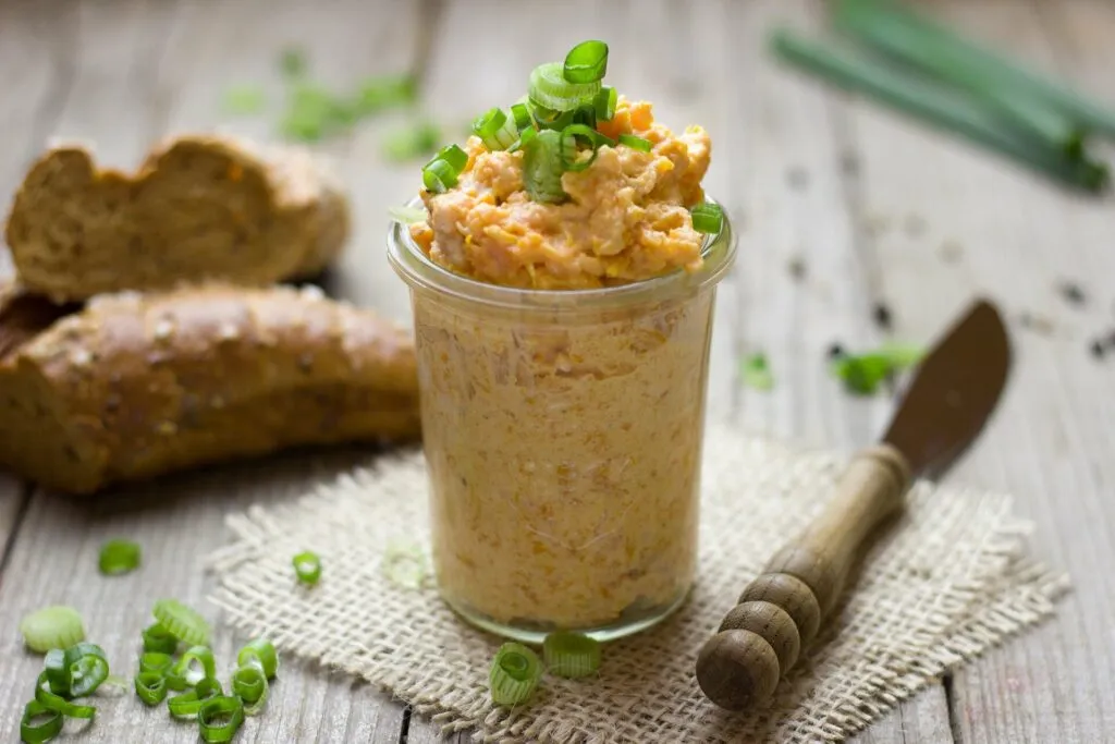 Herzhaftes Gemüsetöpfchen „Gold der Inka“ mit Süßkartoffeln, Quinoa und Spinat, ein nährreiches One-Pot-Gericht für die Campingküche.