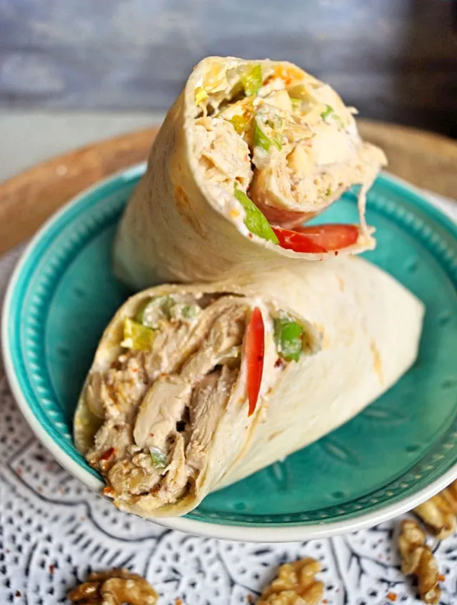 Herzhaftes Hähnchen im Fladenbrot: Ein beliebtes türkisches Hauptgericht.