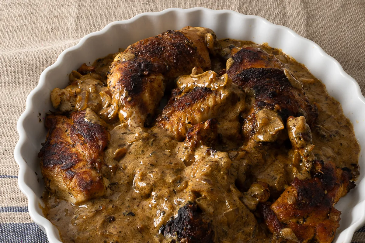 Herzhaftes Huhn in Dijon-Senf-Sauce, fertig zubereitet und servierbereit, ein köstliches Rezept mit Huhn für die deutsche Küche.