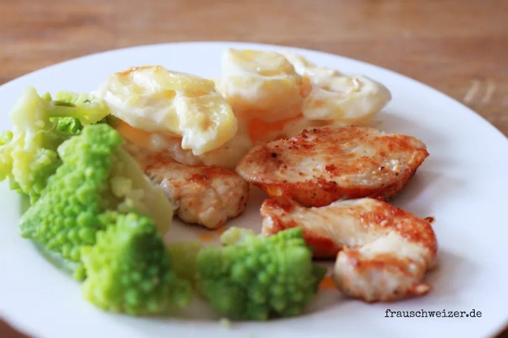 Herzhaftes Kartoffelgratin mit Romanesco und Geflügel als schnelles Gericht
