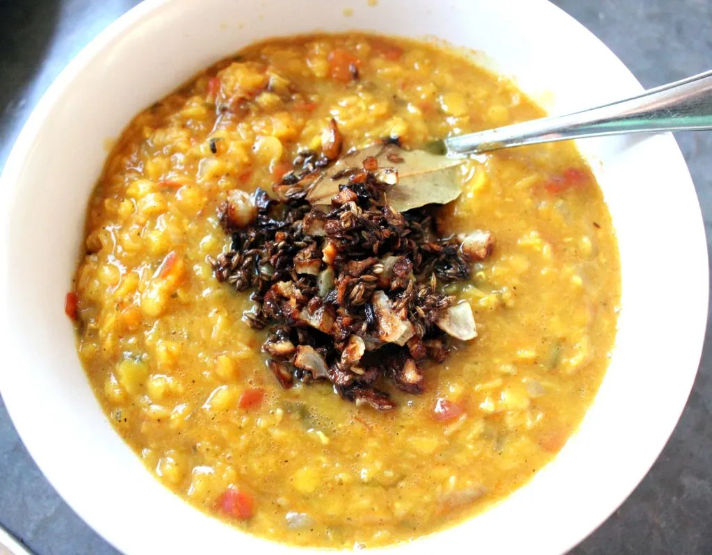 Herzhaftes Linsengericht Dal Tadka, servierfertig mit frischem Koriander