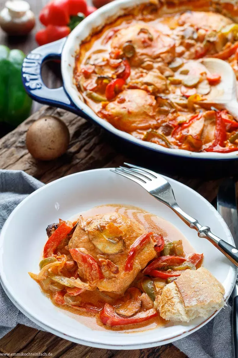 Herzhaftes Ofenhähnchen mit reichhaltiger Soße und Gemüse