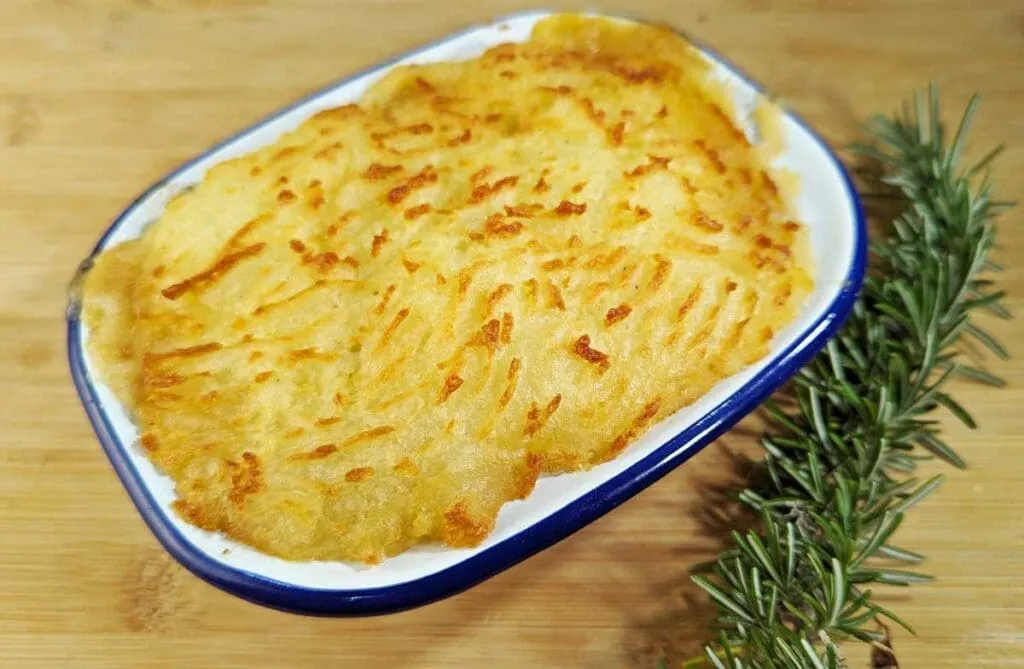 Herzhaftes Shepherd's Pie mit goldbrauner Kartoffelpüree-Haube, bereit zum Genießen
