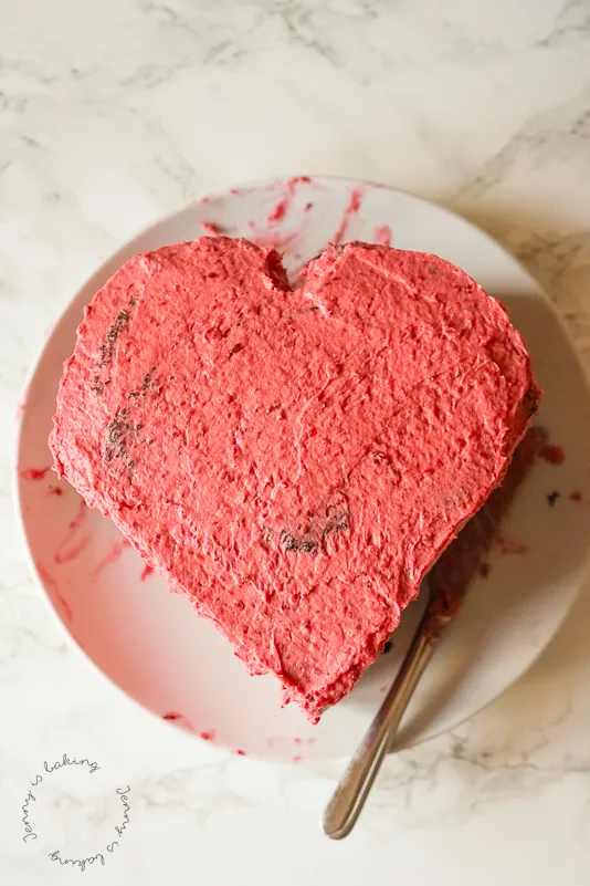Herztorte mit Buttercreme glattstreichen