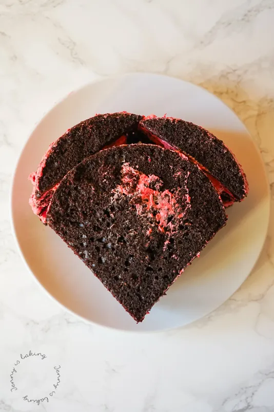 Herztorten-Rundungen mit Buttercreme formen