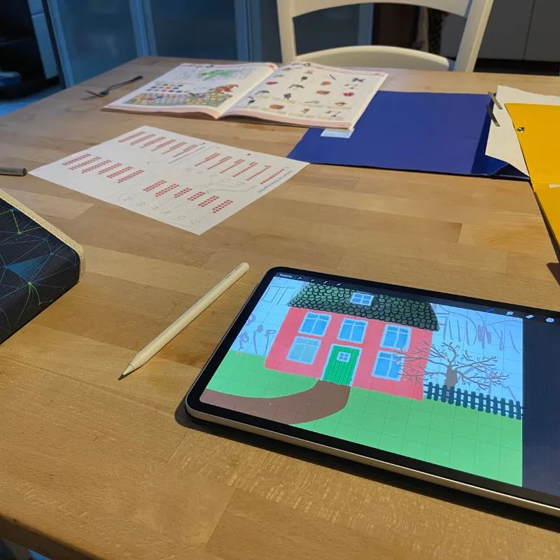 Hier entsteht gerade das Haus von Ida, während unser Erstklässler Hausaufgaben macht.