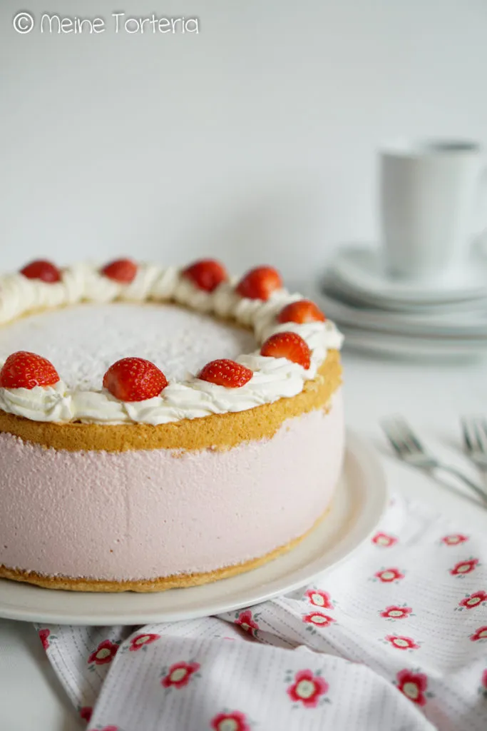 Himmlische Erdbeer-Käsesahnetorte mit frischer Sahne und Erdbeeren