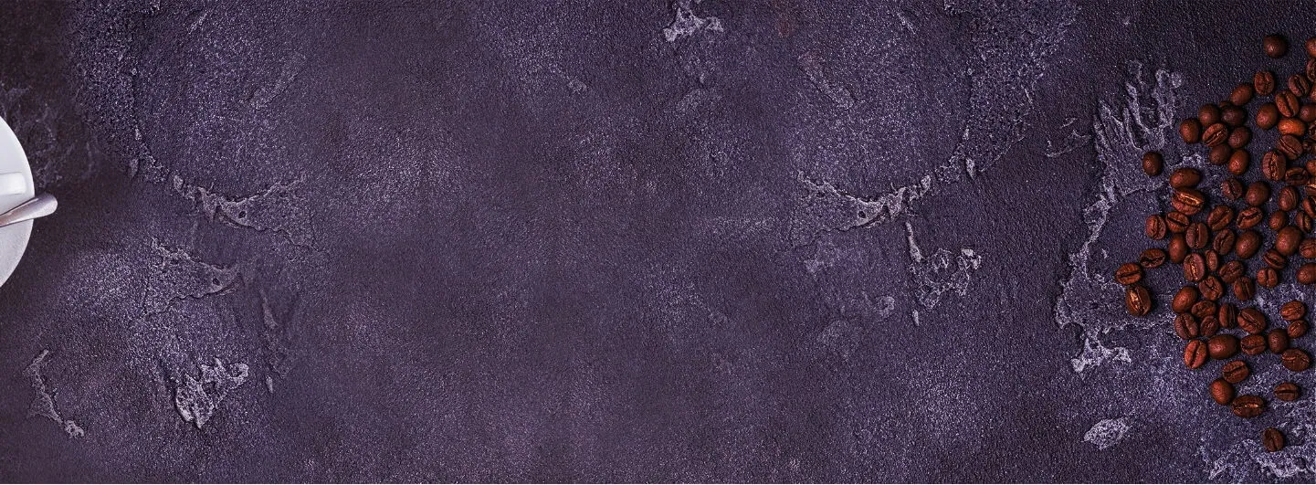 Hintergrundbild mit Kaffeebohnen und Tasse für Kundenbewertungen