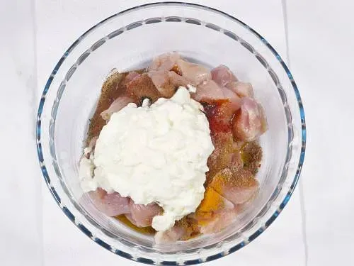 Hinzufügen von dickem Joghurt oder griechischem Joghurt zur Hähnchenmarinade