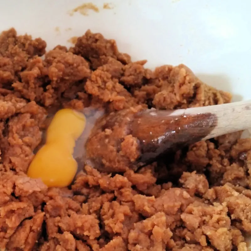 Hinzufügen von Eiern zum Lebkuchenteig