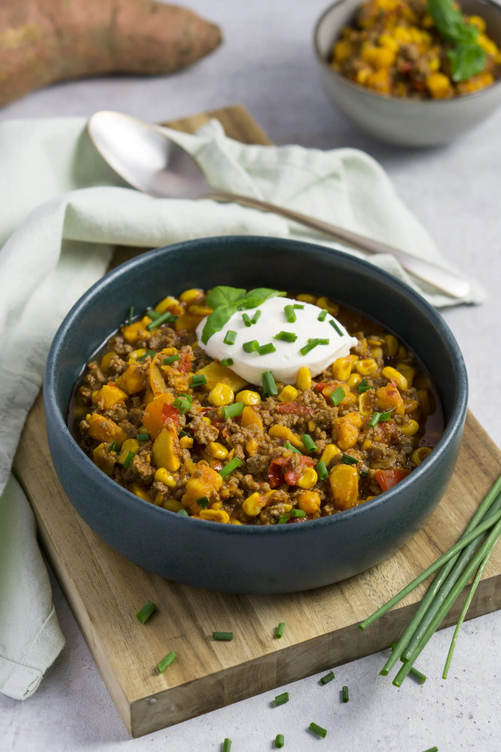 Histaminarmes Süßkartoffel-Chili mit frischen Kräutern in einer Schüssel