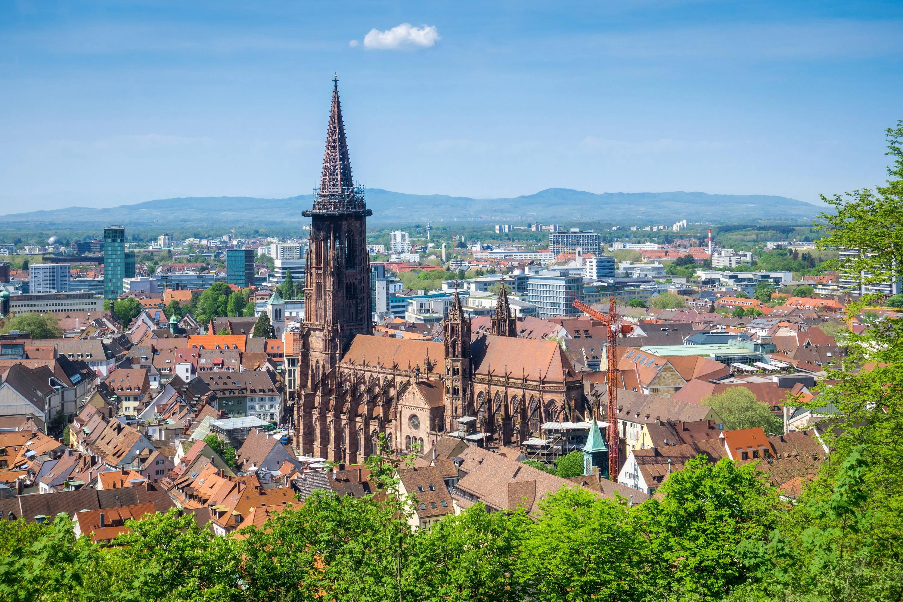 Historische Altstadt von Freiburg im Breisgau mit dem Freiburger Münster, ein beliebtes Reiseziel